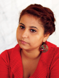 Salija Ljatif ger information om patienters rättigheter till romer, som systematiskt diskrimineras inom vårde. Foto Martin Manevski