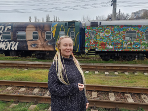Kateryna Izmailova vid en järnväg