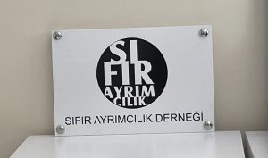 Skylt med orden" föreningen Noll Diskriminering" på turkiska