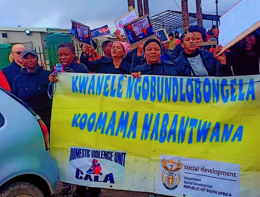 Syd­af­ri­ka: De hjäl­per vålds­ut­sat­ta kvin­nor – nu kan de tving­as stänga ner